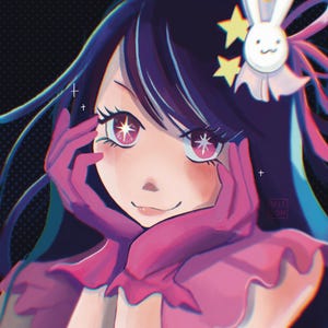 Może przedstawiać: Cyfrowa ilustracja uśmiechniętej postaci w stylu anime z długimi ciemnymi włosami i różowymi oczami. Postać nosi różowy strój i ma białą królika i gwiazdę jako dodatek do włosów. Tło jest czarne z wzorem w kropki.