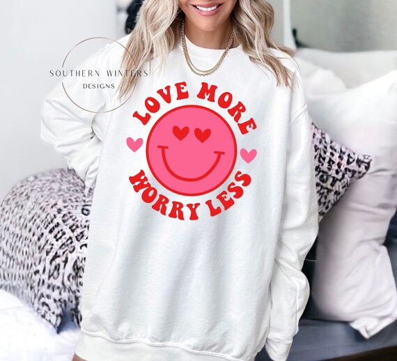 Comfort Colors Love More Worry Less Smiley Face Sudadera, Sudadera