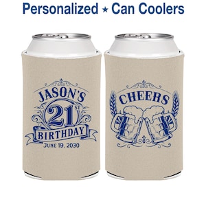 Op de afbeelding: Twee beige schuimrubberen blikkoelers met blauwe opdruk. De linker koeler toont de tekst JASON'S 21ST BIRTHDAY JUNE 19, 2030. De rechter koeler toont het woord CHEERS boven een illustratie van twee klinkende bierpullen met schuim.