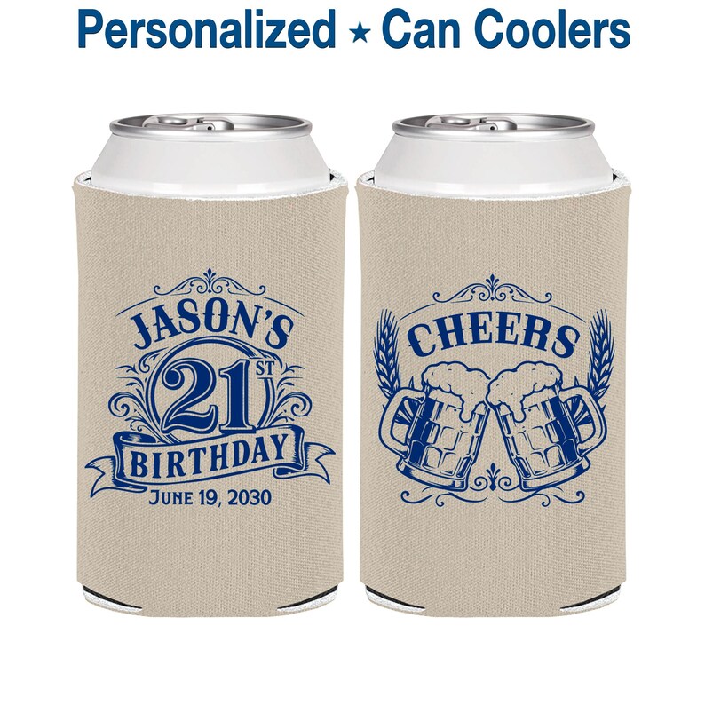 Op de afbeelding: Twee beige schuimrubberen blikkoelers met blauwe opdruk. De linker koeler toont de tekst JASON'S 21ST BIRTHDAY JUNE 19, 2030. De rechter koeler toont het woord CHEERS boven een illustratie van twee klinkende bierpullen met schuim.