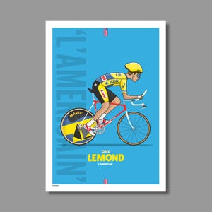 Könnte beinhalten: Illustration eines Radfahrers in gelb-schwarzer Radsportausrüstung auf einem roten Fahrrad. Das Poster trägt den Text "GREG LEMOND, L'AMERICAN" auf blauem Hintergrund. Der Radfahrer trägt einen gelben Helm und eine Brille.