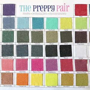 K&ouml;nnte beinhalten: Eine Farbkarte mit 48 Stoffmustern, die jeweils mit einem Farbnamen beschriftet sind. Die Karte tr&auml;gt den Titel "The Preppy Pair" mit dem Slogan "Preppy - Personalized - Monogrammed".