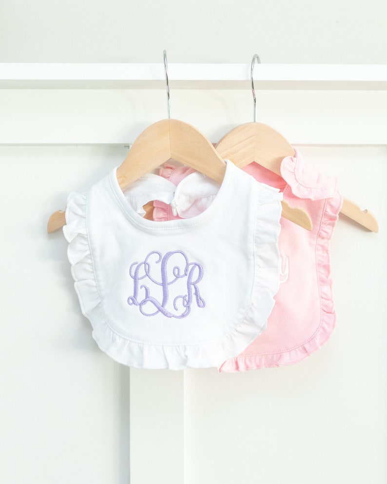 Monogrammed Ruffle Baby Bib, Personalized Bibs, First Birthday Bib, Newborn Baby Shower Gift, Cake Smash Outfit, Custom Baby Bib, Niece Gift Bild 1