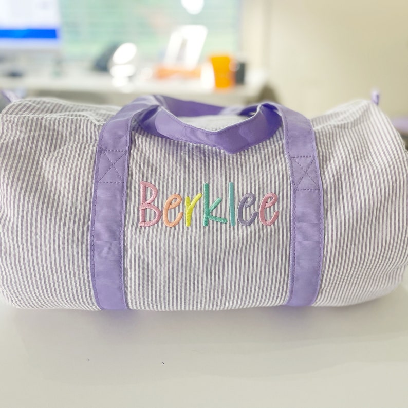 Monograma personalizado Seersucker Duffle Barrel Bag, Bolsa de viaje para niños de muy buen gusto, Ballet, Deportes, Fiestas de pijamas, Guardería, Fin de semana durante la noche imagen 3