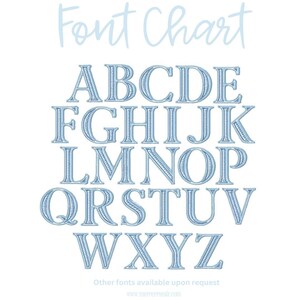 Op de afbeelding: Een lettertypekaart met het Engelse alfabet in hoofdletters van A tot Z. De letters zijn weergegeven in een lichtblauwe kleur met een dubbele omtreklijn. De tekst "Font Chart" staat bovenaan en "Other fonts available upon request" staat onderaan afgedrukt.