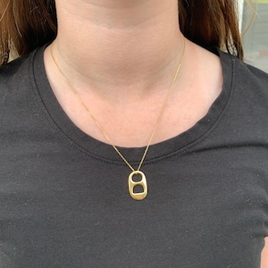 Colgante de oro macizo de 14 kt con lengüeta de refresco, lengüeta para tirar y lengüeta de lata. Cadena de 45 cm (18 pulgadas) GRATIS, caja de joyería GRATIS, envío GRATIS.