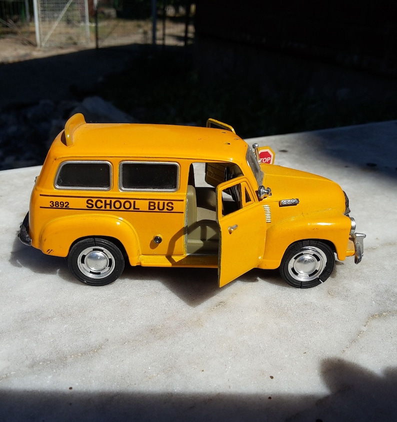 Miniatura Ônibus Chevrolet Suburban 1950 School Bus | Shopee Brasil