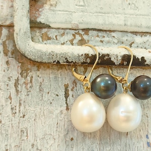 Peacock and white Pearl earrings with 18 kt yellow gold.Handmade classic earrings with grey and white freshwater pearl.Cancer gemstone.Gift.