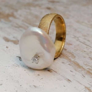 Baroque pearl Ring,18 kt yellow gold plated silver with white freshwater pearl and Briliant,modern design,Unique Handmade Ring,Made in Italy