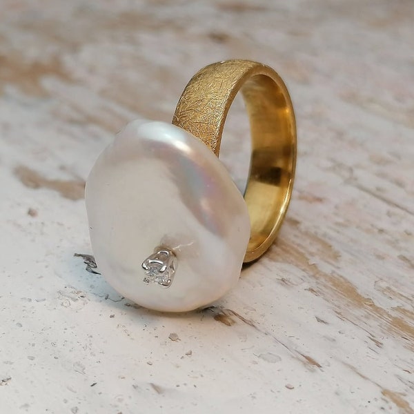 Anneau de perle baroque,18 kt argent plaqué jaune d’or avec la perle d’eau douce blanche et Briliant, conception moderne, anneau fait main unique,Fabriqué en Italie