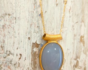 ハンドメイドのブルー レース アゲート ペンダント: 18K 金メッキ シルバー。