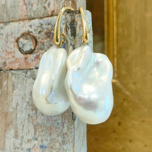 White baroque pearl dangle earrings with 18 kt yellow gold.Earring with big natural freshwater pearl.Bridal earrings with high quality pearl