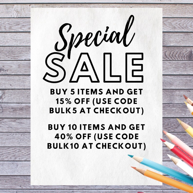 K&ouml;nnte beinhalten: Ein wei&szlig;es Schild mit schwarzem Text, auf dem "Special SALE" steht und ein Rabatt auf Eink&auml;ufe von 5 oder 10 Artikeln angeboten wird. Der Text lautet "Kaufe 5 Artikel und erhalte 15% Rabatt (verwende Code BULK 5 an der Kasse)" und "Kaufe 10 Artikel und erhalte 40% Rabatt (verwende Code BULK 10 an der Kasse)".