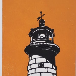 Puede incluir: Grabado en linóleo en blanco y negro de un faro sobre un fondo naranja. El faro, con su mampostería y veleta, está firmado "Andy Johnson 2020" y titulado "Ramgate lighthouse".