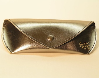 Glasses case platinum colored with wooden nose