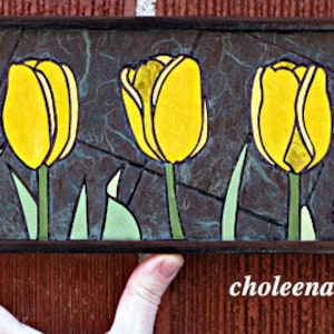 Tulipe jaune - mosaïque de carreaux de papier - Mini - oeuvre d'art originale - procédé unique - oeuvre d'art jaune - art de jardin de fleurs printanières - art d'Ottawa - art de mosaïque - naturel