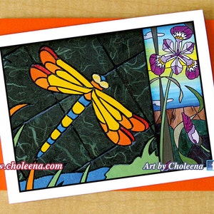 Dragonfly Purple Iris Tarjeta de felicitación pequeña- Cualquier ocasión- Tarjeta en blanco- Tarjeta de arte mosaico- Tarjeta libélula- Insecto y tarjeta de flores- Tarjeta de verano