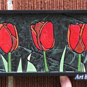 Tulipe rouge - mosaïque de carreaux de papier - Mini- oeuvre d'art originale - processus unique - Art de la tulipe - Art de la mosaïque - Art du printemps - Art des fleurs - Art du jardinage - Art rouge