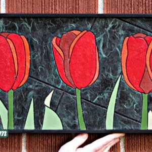 Rote Tulpe Mosaik- Papierfliesenmosaik- Groß- Originalkunst- Einzigartiger Prozess- Blumenkunst- Tulpenkunst- Frühlingsblumenkunst- Gartenkunst- Papierkunst