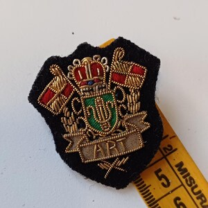 Puede incluir: Un juego de tres tazas de cer&aacute;mica con un acabado mate moteado. Las tazas son de color crema, gris claro y gris oscuro. Cada taza tiene un dise&ntilde;o simple y minimalista y un asa redondeada.