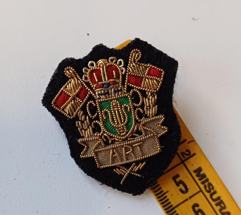 Puede incluir: Un juego de tres tazas de cer&aacute;mica con un acabado mate moteado. Las tazas son de color crema, gris claro y gris oscuro. Cada taza tiene un dise&ntilde;o simple y minimalista y un asa redondeada.