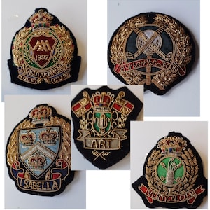 Può includere: Un set di tre tazze in ceramica con finitura opaca e macchiettata. Le tazze sono nei toni del crema, grigio chiaro e grigio scuro. Ogni tazza ha un design semplice e minimalista.