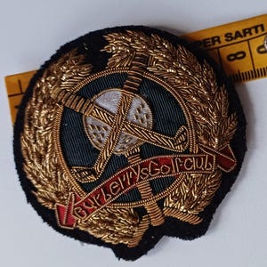 Puede incluir: Un juego de tres tazas de cer&aacute;mica con un esmalte moteado de color crema. Cada taza presenta un dise&ntilde;o floral pintado a mano diferente en tonos de azul, verde y amarillo. Las tazas tienen una forma simple y redondeada y un asa c&oacute;moda.