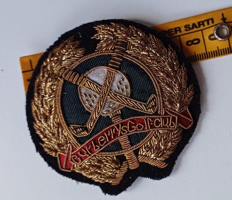 Puede incluir: Un juego de tres tazas de cer&aacute;mica con un esmalte moteado de color crema. Cada taza presenta un dise&ntilde;o floral pintado a mano diferente en tonos de azul, verde y amarillo. Las tazas tienen una forma simple y redondeada y un asa c&oacute;moda.