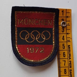 Puede incluir: Juego de tres tazas de cer&aacute;mica con un esmalte moteado de color crema. Cada taza presenta un dise&ntilde;o floral pintado a mano en tonos azules, verdes y amarillos. Las tazas tienen una forma simple y redondeada y un asa c&oacute;moda.