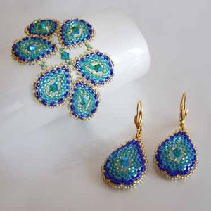 以下が含まれることがあります： ゴールドのアクセントが付いた青と緑のビーズジュエリーのセット。セットにはブレスレットとイヤリングのペアが含まれています。ビーズは涙の形に配置されています。