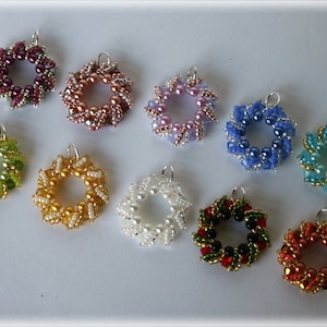 Puede incluir: Diez coronas de cuentas en varios colores, incluyendo verde, dorado, blanco, rojo, azul y rosa. Cada corona está hecha de cuentas pequeñas y tiene un lazo plateado para colgar.