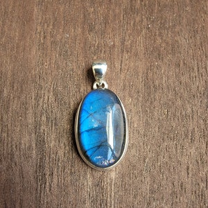 Charcoal Labradorite pendant Set In 925 Sterling Silver, Blue Flash Gemstone, Stunning Lustre Finish image 2