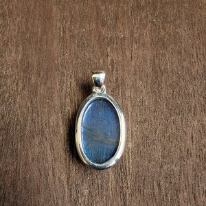 Charcoal Labradorite pendant Set In 925 Sterling Silver, Blue Flash Gemstone, Stunning Lustre Finish image 3