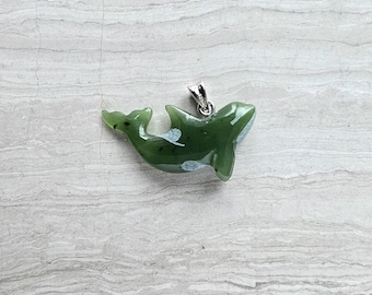 Met de hand gesneden orka-hanger van nefrietjade