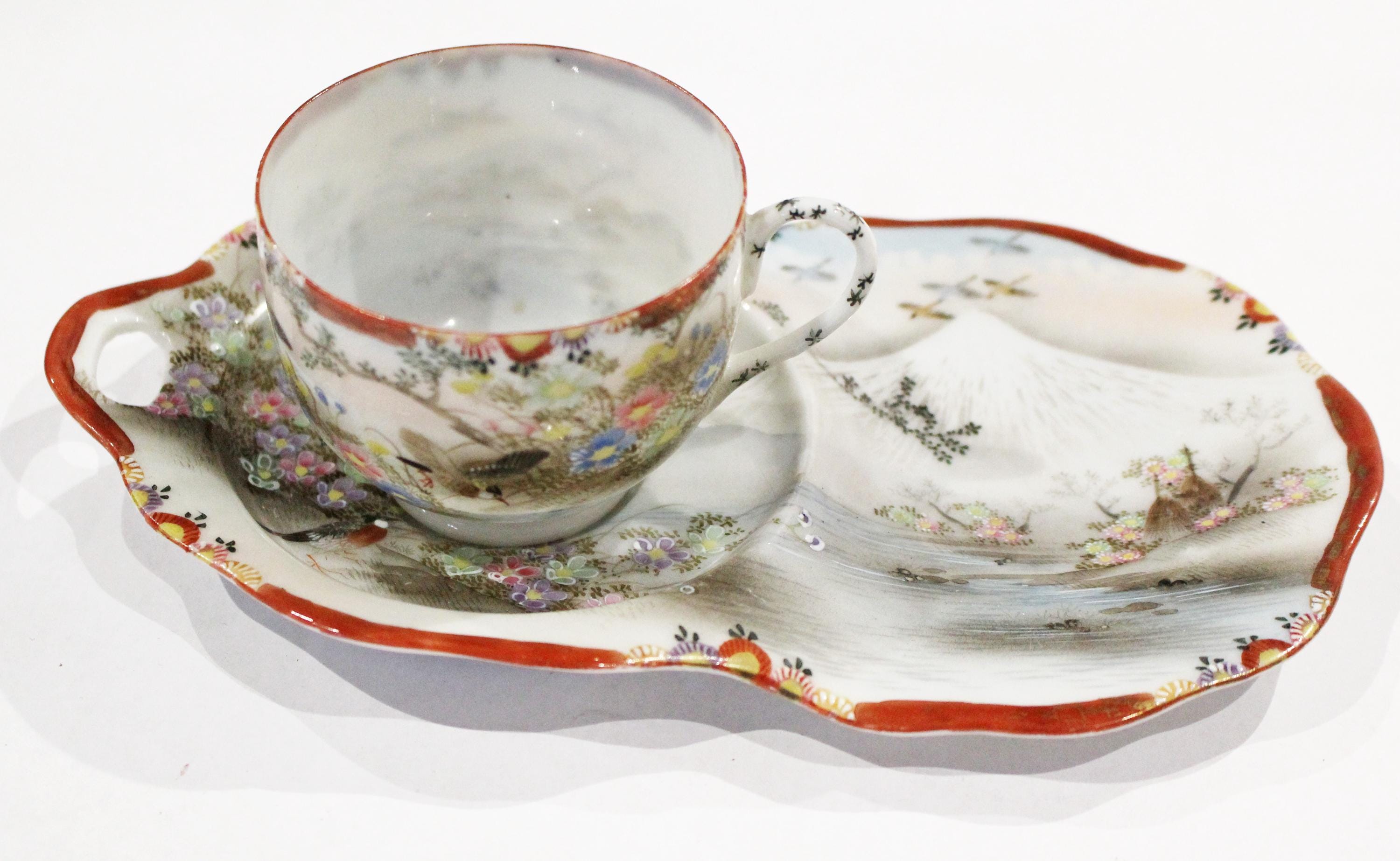 A PAIR OF RUSSIAN LIDDED TEA CUPS BY KUZNETSOV PORCELAIN, 19TH CEN A PAIR OF RUSSIAN LIDDED TEA CUPS BY KUZNETSOV PORCELAIN, 19TH CEN