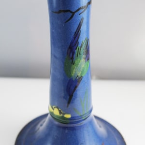 Puede incluir: Candelero de cerámica azul con un diseño de pájaro pintado y las palabras "Buenas noches" en la base.