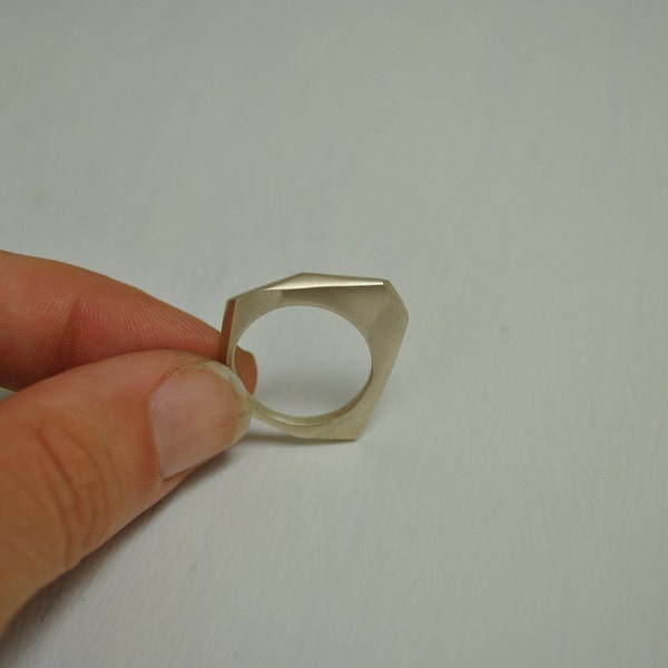 Anillo facetado plata, anillo fino plata, anillo cuadrado plata, anillo simple plata, joyeria minimalista, joyas geométricas