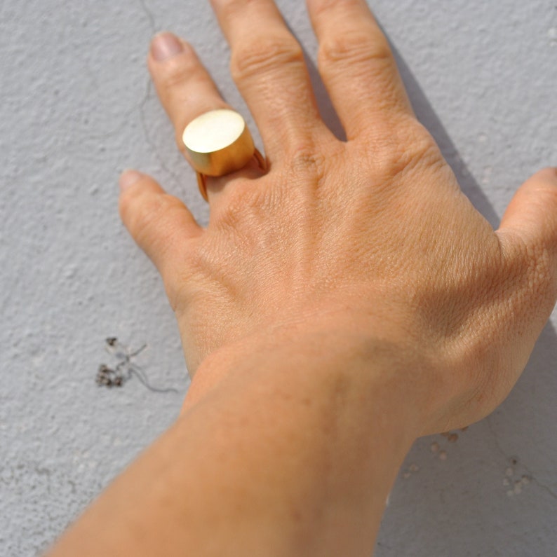 Circle ring Bronce geometric minimal golden hand made modern contemporary jewelry Bild 2