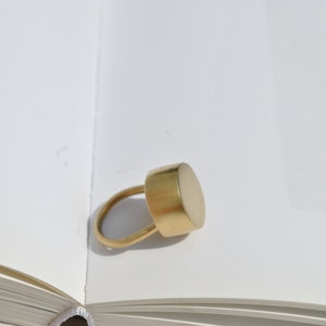 Circle ring Bronce geometric minimal golden hand made modern contemporary jewelry Bild 5
