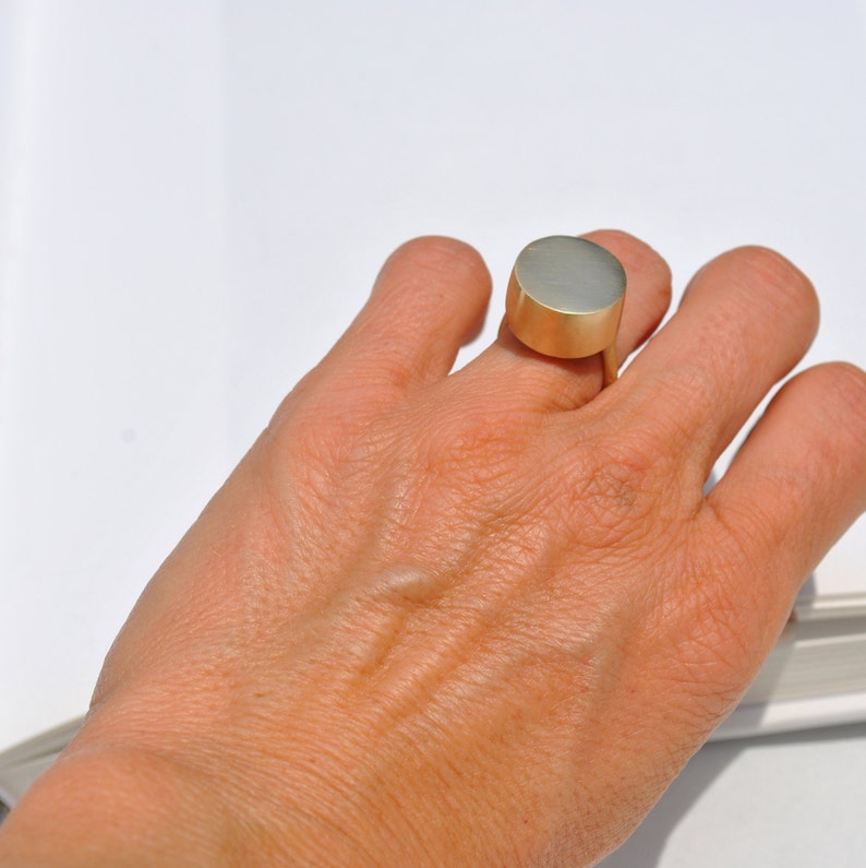 Circle ring Bronce geometric minimal golden hand made modern contemporary jewelry Bild 4