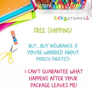 K&ouml;nnte beinhalten: Ein wei&szlig;er Hintergrund mit bunten Schulmaterialien, darunter Notizb&uuml;cher, Marker, Bleistifte, Scheren und Kleber. Der Text "lucky.STAMPS" befindet sich in der oberen rechten Ecke. Der Text "FREE SHIPPING!" befindet sich in der Mitte des Bildes. Der Text "BUT...BUY INSURANCE IF YOU'RE WORRIED ABOUT PORCH PIRATES!" befindet sich unter dem Text "FREE SHIPPING!" Der Text "I CAN'T GUARANTEE WHAT HAPPENS AFTER YOUR PACKAGE LEAVES ME!" befindet sich am unteren Rand des Bildes.