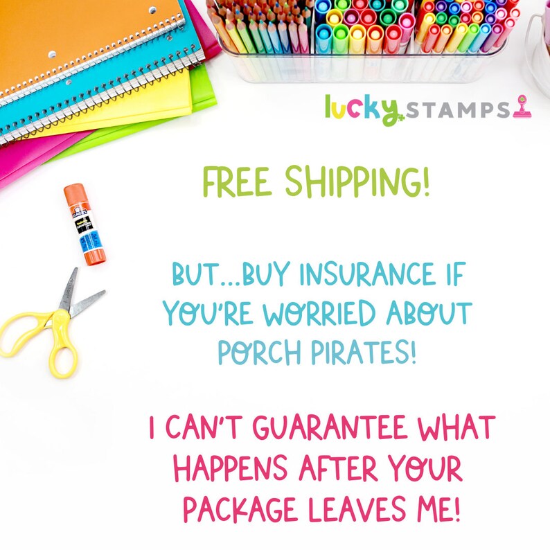 K&ouml;nnte beinhalten: Ein wei&szlig;er Hintergrund mit bunten Schulmaterialien, darunter Notizb&uuml;cher, Marker, Bleistifte, Scheren und Kleber. Der Text "lucky.STAMPS" befindet sich in der oberen rechten Ecke. Der Text "FREE SHIPPING!" befindet sich in der Mitte des Bildes. Der Text "BUT...BUY INSURANCE IF YOU'RE WORRIED ABOUT PORCH PIRATES!" befindet sich unter dem Text "FREE SHIPPING!" Der Text "I CAN'T GUARANTEE WHAT HAPPENS AFTER YOUR PACKAGE LEAVES ME!" befindet sich am unteren Rand des Bildes.