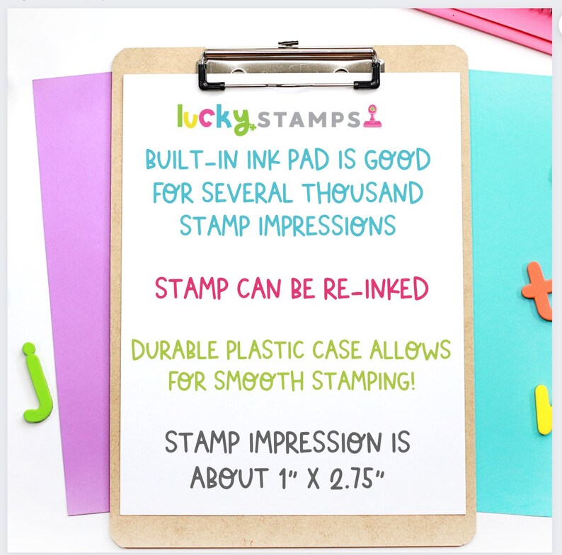 K&ouml;nnte beinhalten: Ein wei&szlig;er Klemmbrett mit dem Text "lucky STAMPS" in bunten Buchstaben. Der Text "BUILT-IN INK PAD IS GOOD FOR SEVERAL THOUSAND STAMP IMPRESSIONS" ist in Schwarz geschrieben. Der Text "STAMP CAN BE RE-INKED" ist in Pink geschrieben. Der Text "DURABLE PLASTIC CASE ALLOWS FOR SMOOTH STAMPING!" ist in Gr&uuml;n geschrieben. Der Text "STAMP IMPRESSION IS ABOUT 1" X 2.75" ist in Grau geschrieben.