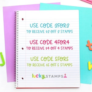K&ouml;nnte beinhalten: Ein wei&szlig;es Blatt Papier mit blauem, rotem und gr&uuml;nem Text. Der Text lautet "USE CODE 3FOR3 TO RECEIVE $3 OFF 3 STAMPS", "USE CODE 4FOR4 TO RECEIVE $4 OFF 4 STAMPS" und "USE CODE 5FOR5 TO RECEIVE $5 OFF 5 STAMPS". Der Text "lucky.STAMPS" ist ebenfalls in blau, rot und gr&uuml;n geschrieben.