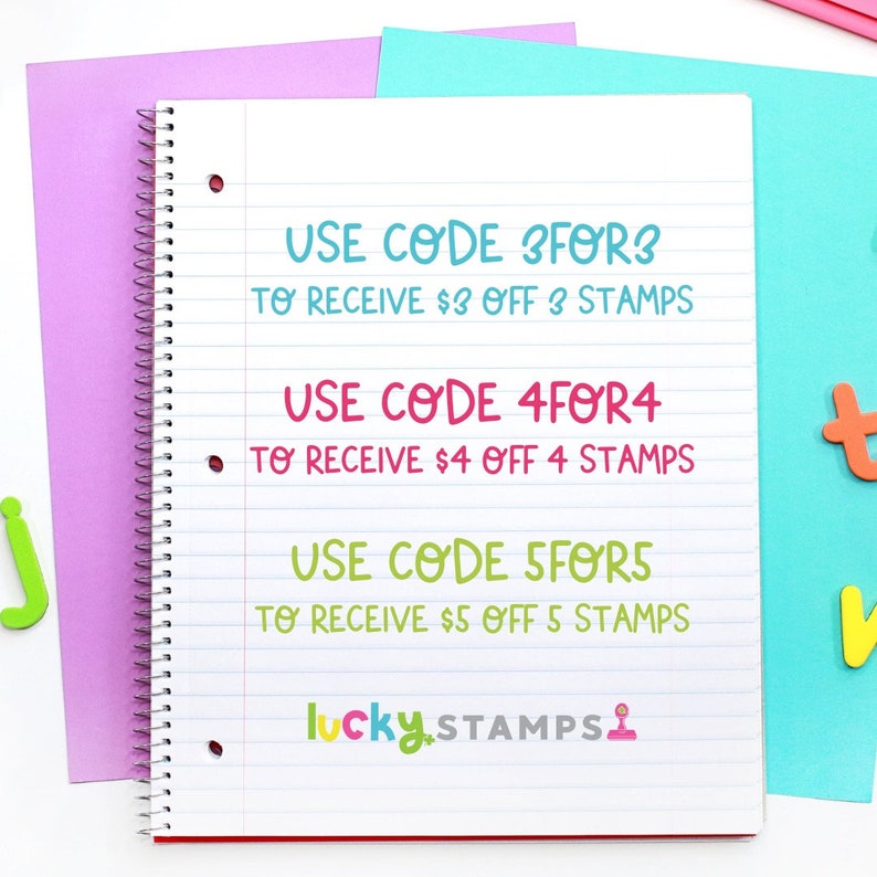 K&ouml;nnte beinhalten: Ein wei&szlig;es Blatt Papier mit blauem, rotem und gr&uuml;nem Text. Der Text lautet "USE CODE 3FOR3 TO RECEIVE $3 OFF 3 STAMPS", "USE CODE 4FOR4 TO RECEIVE $4 OFF 4 STAMPS" und "USE CODE 5FOR5 TO RECEIVE $5 OFF 5 STAMPS". Der Text "lucky.STAMPS" ist ebenfalls in blau, rot und gr&uuml;n geschrieben.