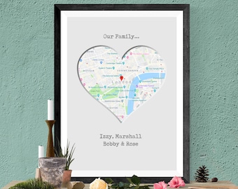 Może przedstawiać: Wydruk w ramie z mapą Londynu w kształcie serca. Pod mapą znajduje się tekst "Our Family... Izzy, Marshall Bobby & Rose".