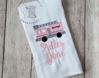 Linge de protection personnalisé - camion de pompier brodé - tissu de protection monogramme garçon - rose - camion de pompier - cadeau de baby shower personnalisé