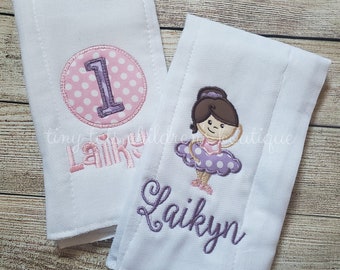 Ensemble de 2 vêtements personnalisés de Burp de fille de bébé - ensemble de tissu de Burp brodé - nouveau-né - cadeau de douche de bébé monogramme fait usage de la ballerine rose pourpre