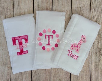 Set of 3 personalized burp cloths - Embroidered baby girl burp cloth set - Newborn - Monogram - Custom Baby Shower Gift - Giraffe  Hot Pink