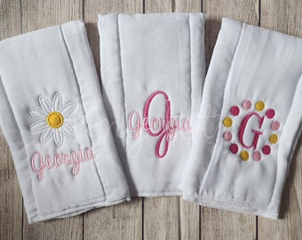 Set of 3 personalized baby girl burp cloths - Embroidered burp cloth set - Newborn monogram burp cloth -Baby shower gift - Daisy - Newborn